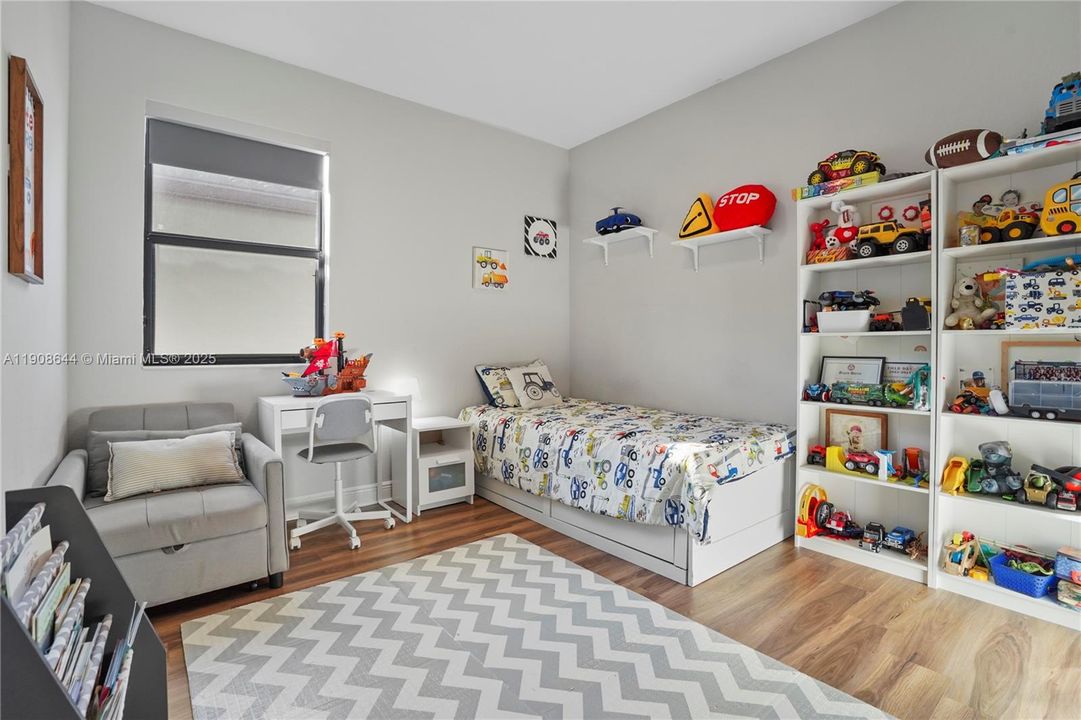 Activo con contrato: $980,000 (5 camas, 4 baños, 2992 Pies cuadrados)