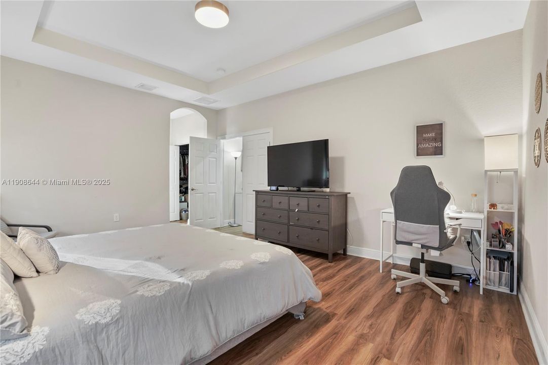 Activo con contrato: $980,000 (5 camas, 4 baños, 2992 Pies cuadrados)