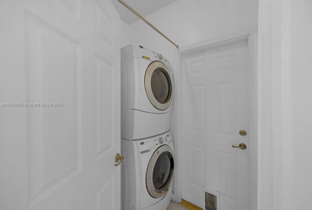 Active With Contract: $698,000 (3 beds, 3 baths, 2007 Square Feet)