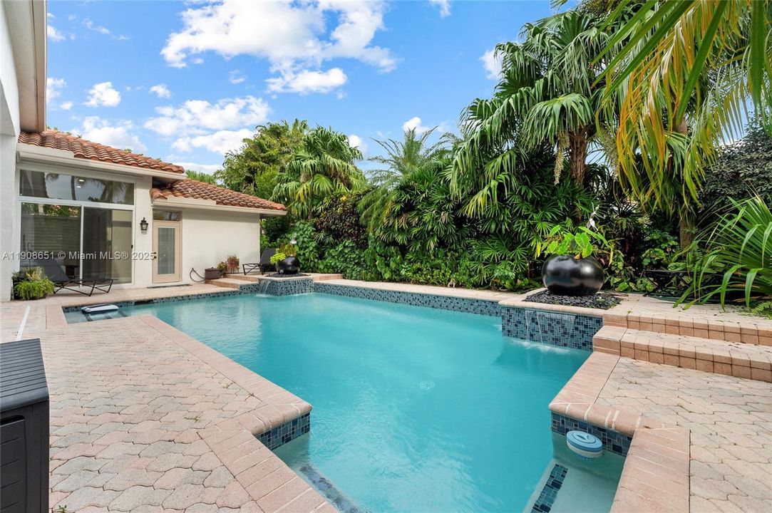 Activo con contrato: $1,295,000 (5 camas, 4 baños, 2699 Pies cuadrados)