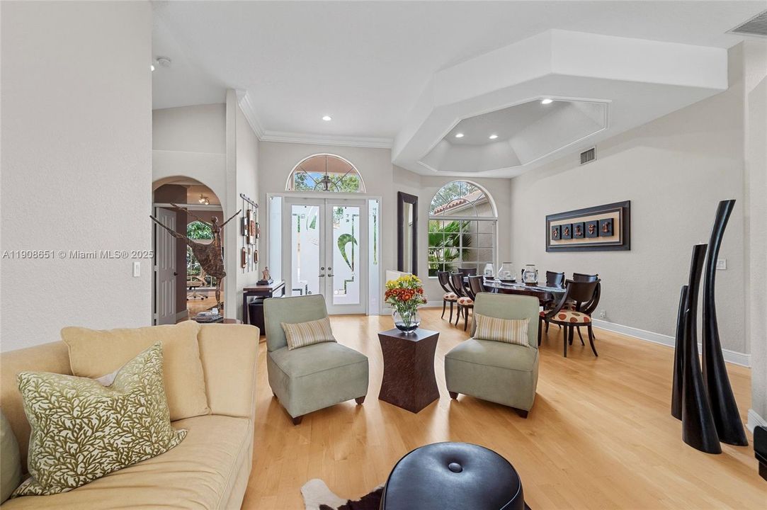 Activo con contrato: $1,295,000 (5 camas, 4 baños, 2699 Pies cuadrados)