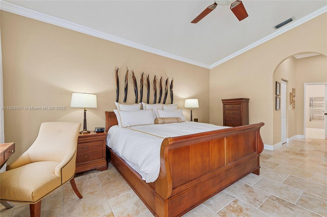 Activo con contrato: $1,295,000 (5 camas, 4 baños, 2699 Pies cuadrados)