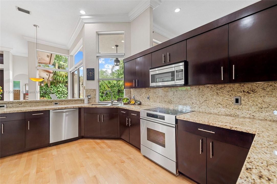 Activo con contrato: $1,295,000 (5 camas, 4 baños, 2699 Pies cuadrados)