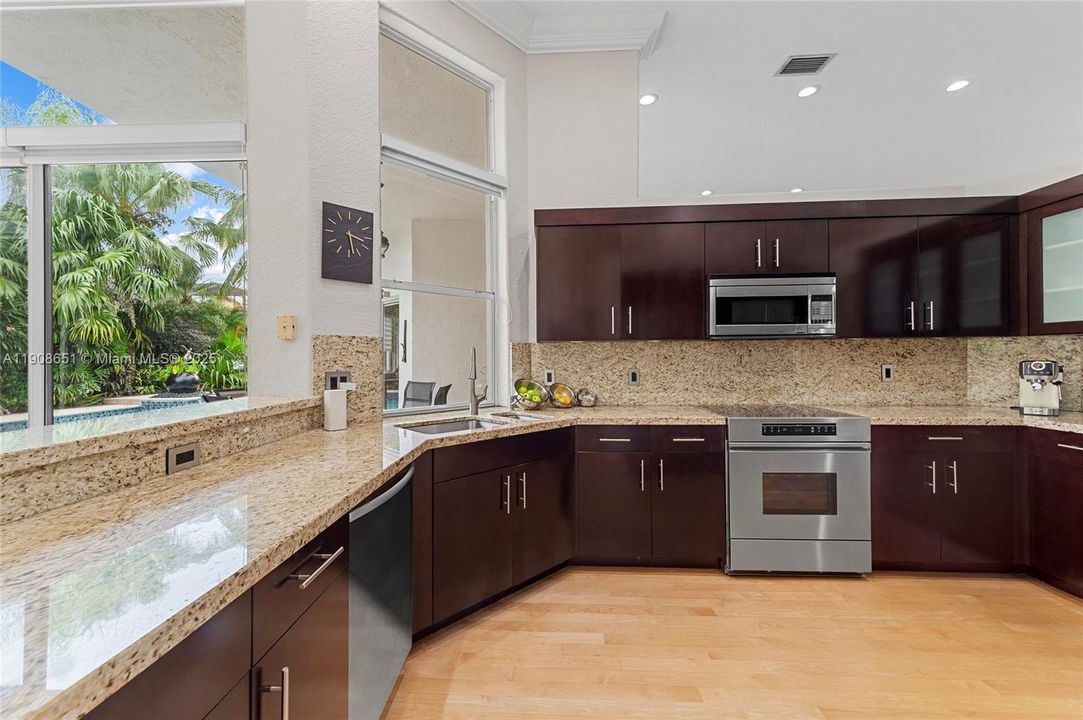 Activo con contrato: $1,295,000 (5 camas, 4 baños, 2699 Pies cuadrados)