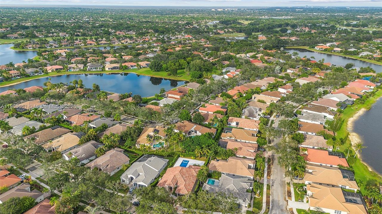 Activo con contrato: $1,295,000 (5 camas, 4 baños, 2699 Pies cuadrados)