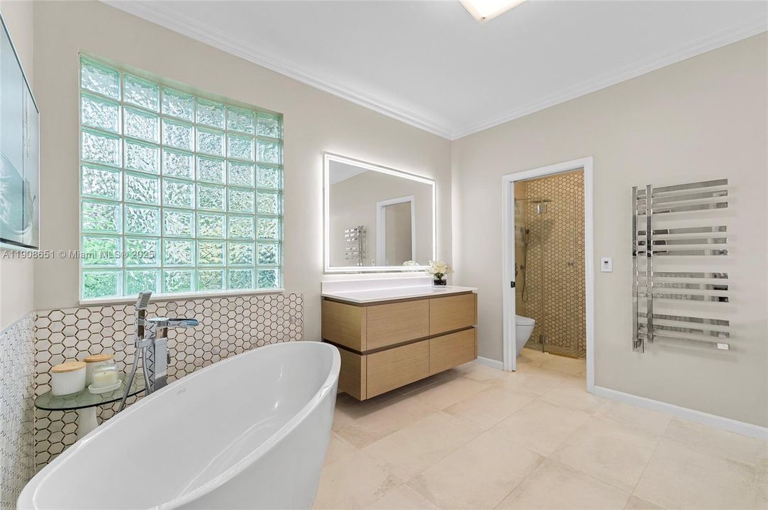 Activo con contrato: $1,295,000 (5 camas, 4 baños, 2699 Pies cuadrados)