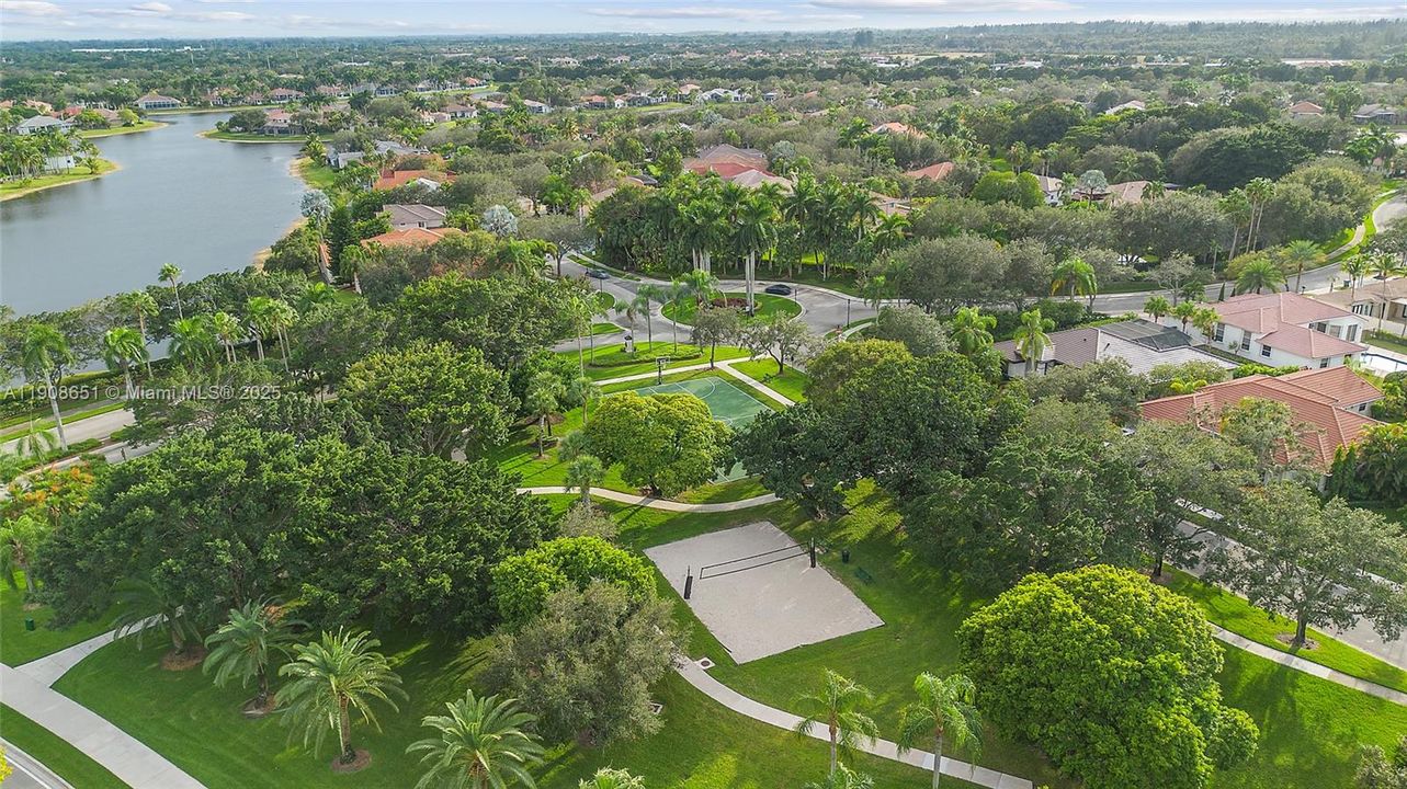 Activo con contrato: $1,295,000 (5 camas, 4 baños, 2699 Pies cuadrados)