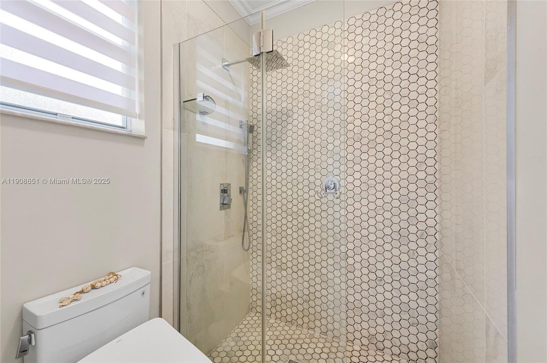 Activo con contrato: $1,295,000 (5 camas, 4 baños, 2699 Pies cuadrados)