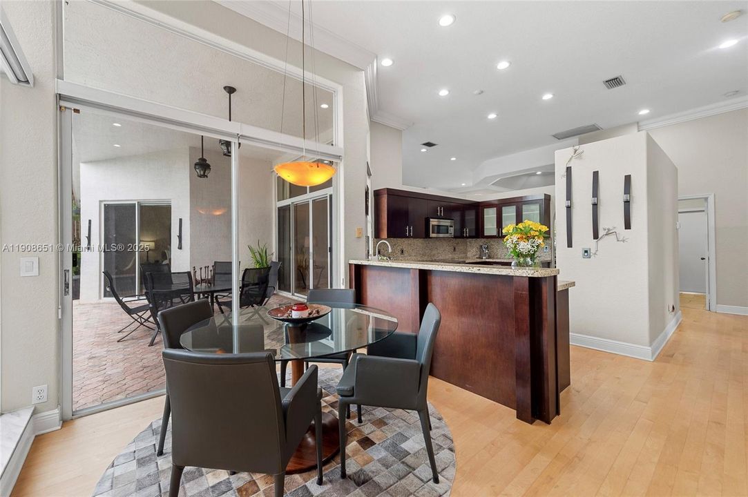 Activo con contrato: $1,295,000 (5 camas, 4 baños, 2699 Pies cuadrados)