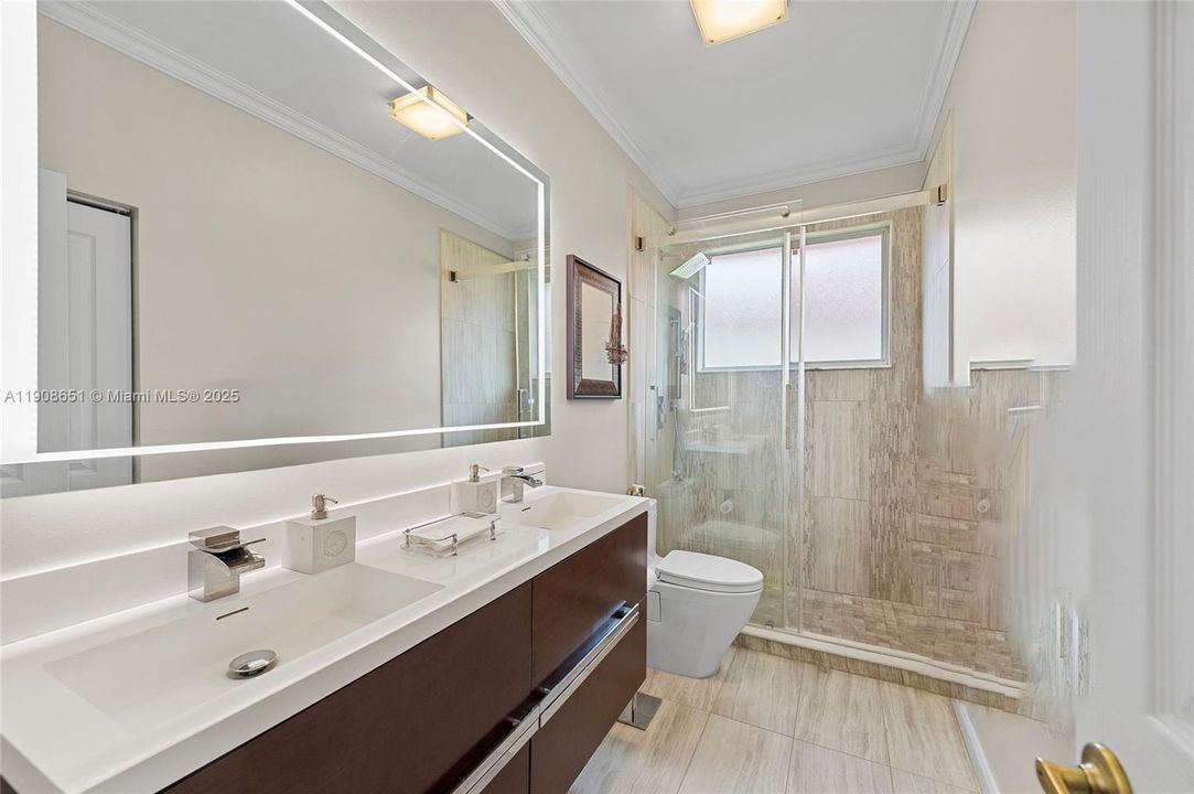 Activo con contrato: $1,295,000 (5 camas, 4 baños, 2699 Pies cuadrados)