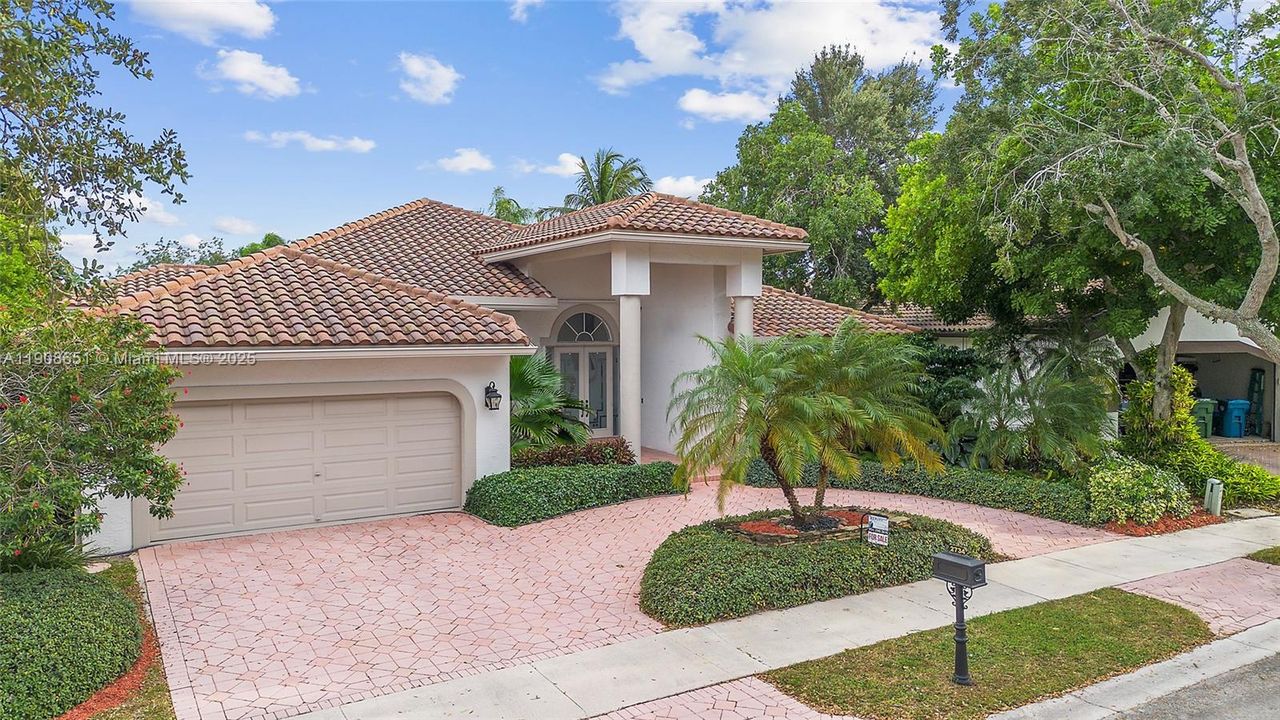 Activo con contrato: $1,295,000 (5 camas, 4 baños, 2699 Pies cuadrados)