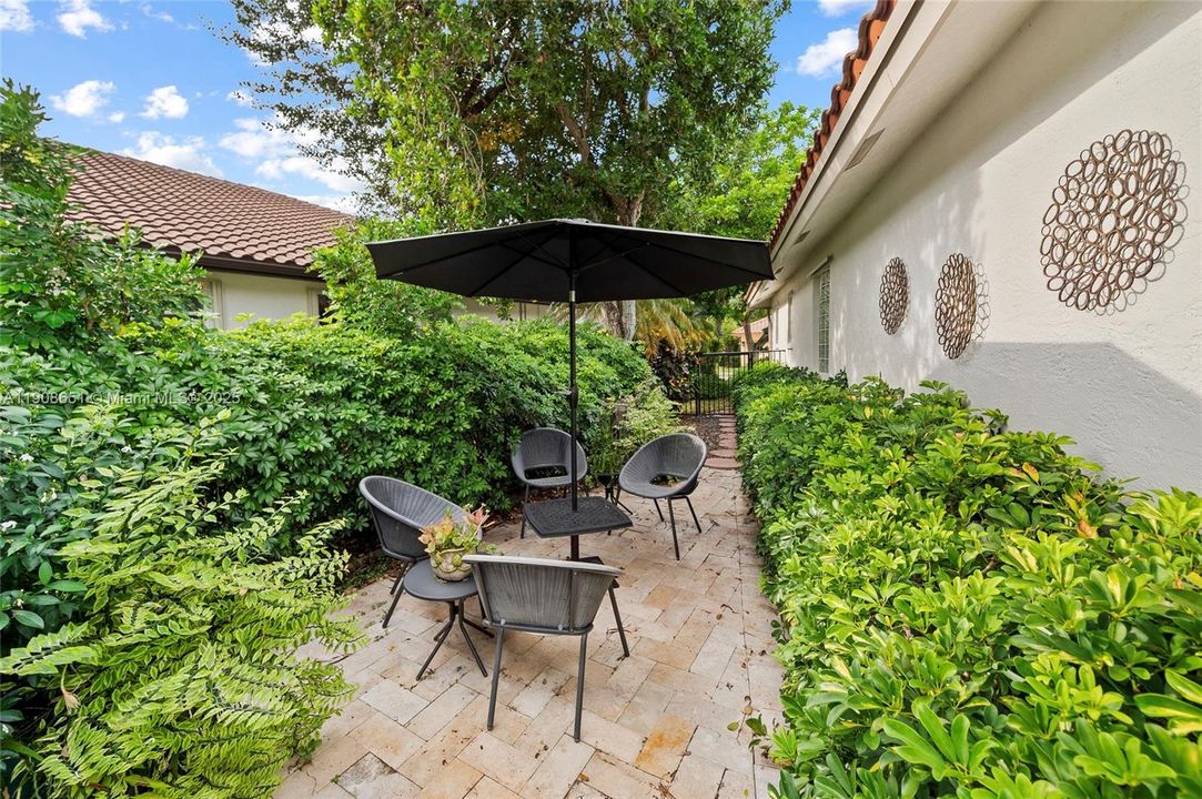 Activo con contrato: $1,295,000 (5 camas, 4 baños, 2699 Pies cuadrados)