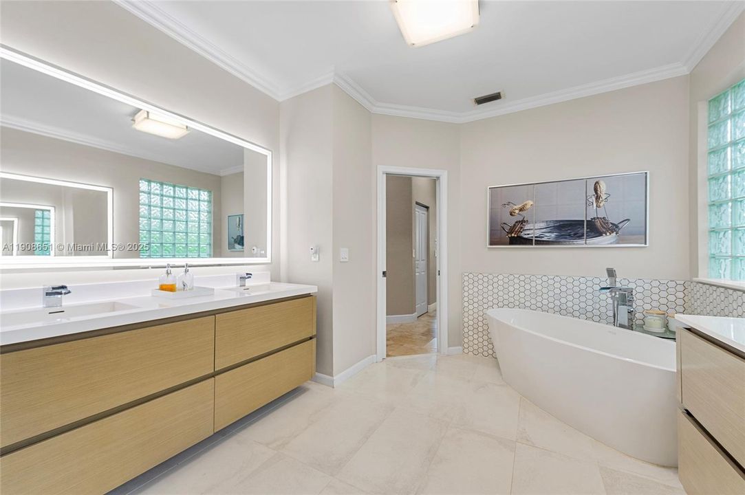 Activo con contrato: $1,295,000 (5 camas, 4 baños, 2699 Pies cuadrados)