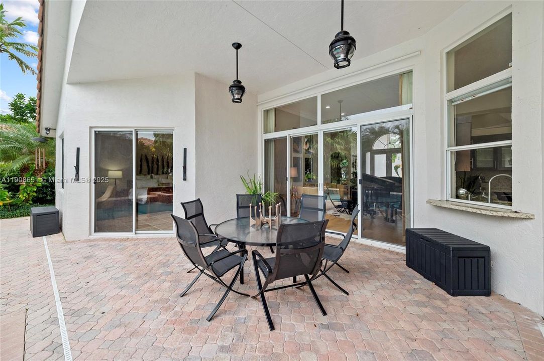 Activo con contrato: $1,295,000 (5 camas, 4 baños, 2699 Pies cuadrados)