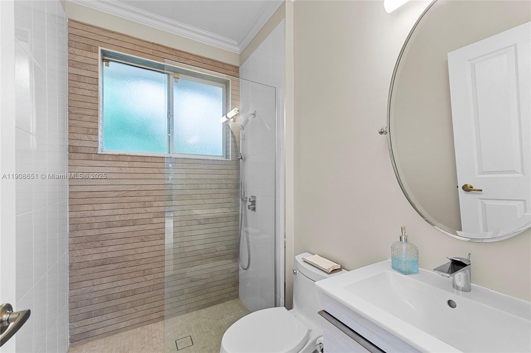 Activo con contrato: $1,295,000 (5 camas, 4 baños, 2699 Pies cuadrados)