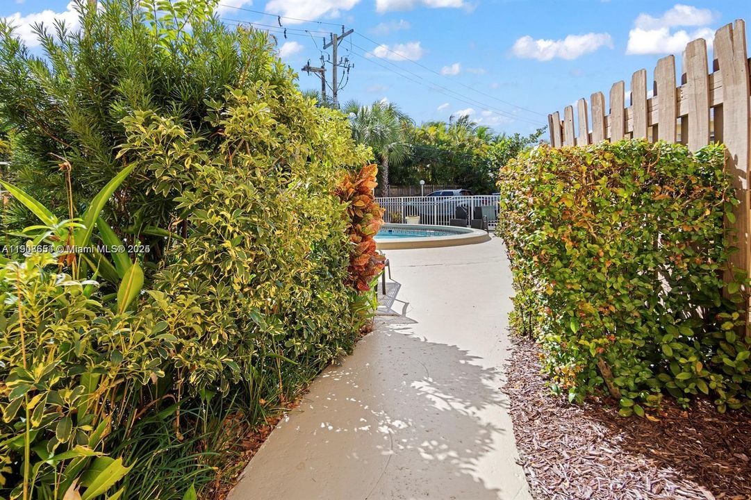 For Sale: $265,000 (2 beds, 2 baths, 650 Square Feet)