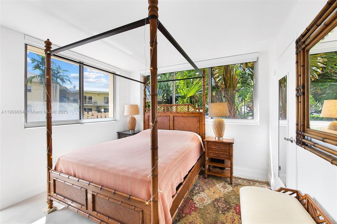 For Sale: $265,000 (2 beds, 2 baths, 650 Square Feet)