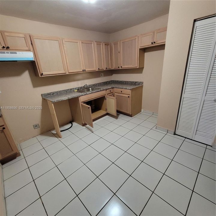 For Rent: $1,725 (2 beds, 1 baths, 810 Square Feet)