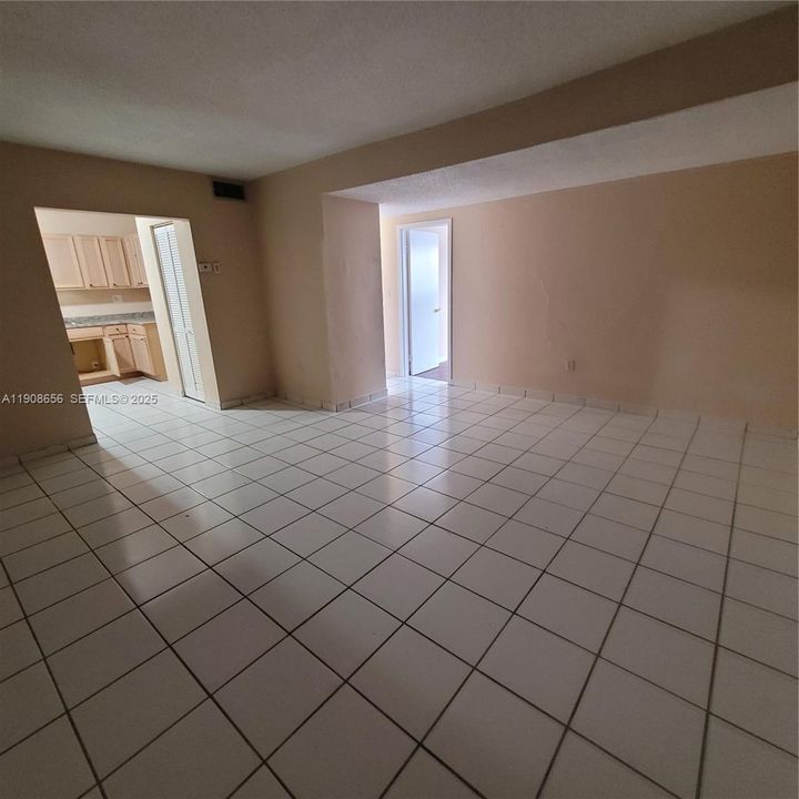 For Rent: $1,725 (2 beds, 1 baths, 810 Square Feet)