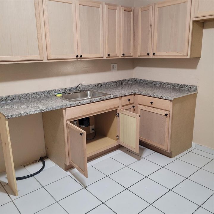 For Rent: $1,725 (2 beds, 1 baths, 810 Square Feet)