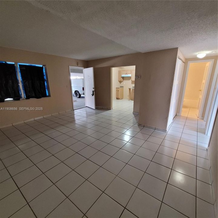 For Rent: $1,725 (2 beds, 1 baths, 810 Square Feet)