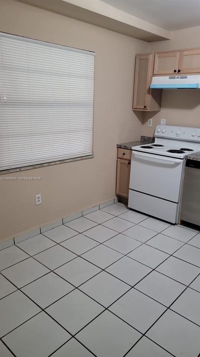 For Rent: $1,725 (2 beds, 1 baths, 810 Square Feet)