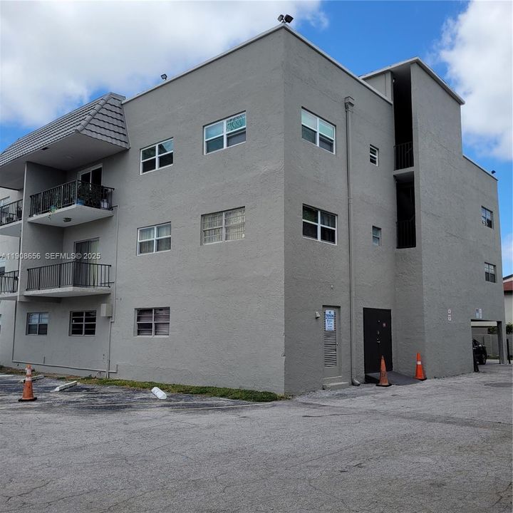 For Rent: $1,725 (2 beds, 1 baths, 810 Square Feet)