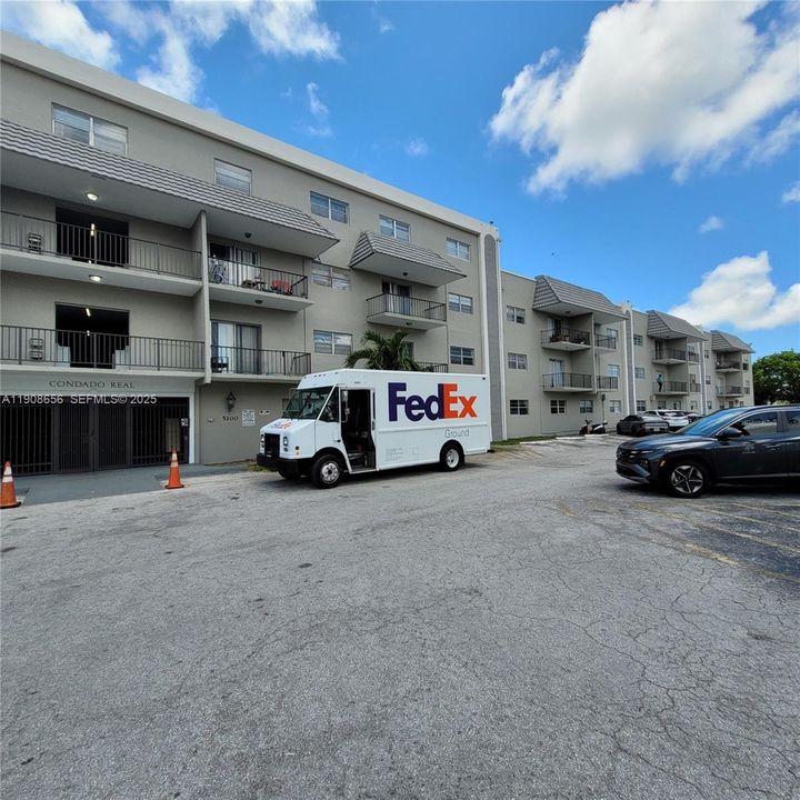 For Rent: $1,725 (2 beds, 1 baths, 810 Square Feet)