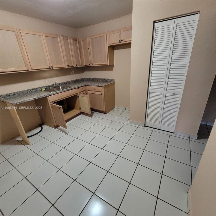 For Rent: $1,725 (2 beds, 1 baths, 810 Square Feet)