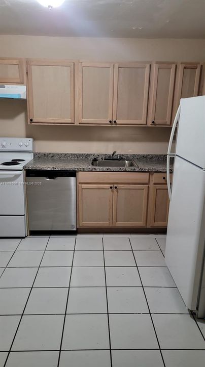 For Rent: $1,725 (2 beds, 1 baths, 810 Square Feet)