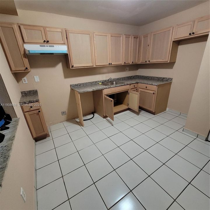 For Rent: $1,725 (2 beds, 1 baths, 810 Square Feet)