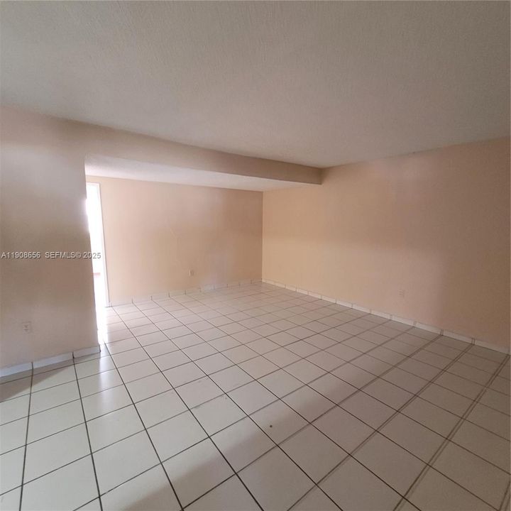 For Rent: $1,725 (2 beds, 1 baths, 810 Square Feet)