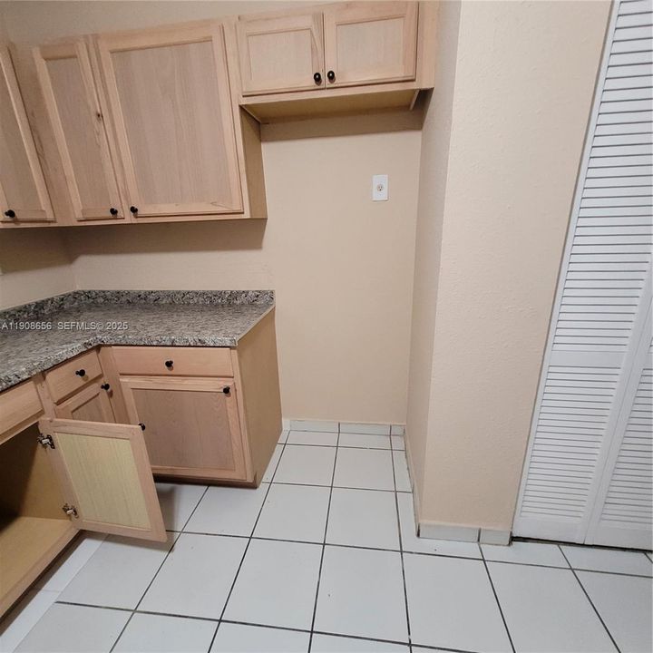 For Rent: $1,725 (2 beds, 1 baths, 810 Square Feet)