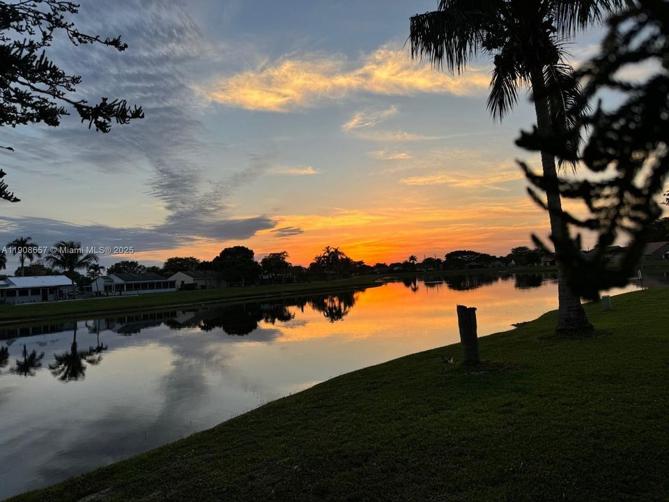 合同活跃: $3,250 (3 贝兹, 2 浴室, 1478 平方英尺)