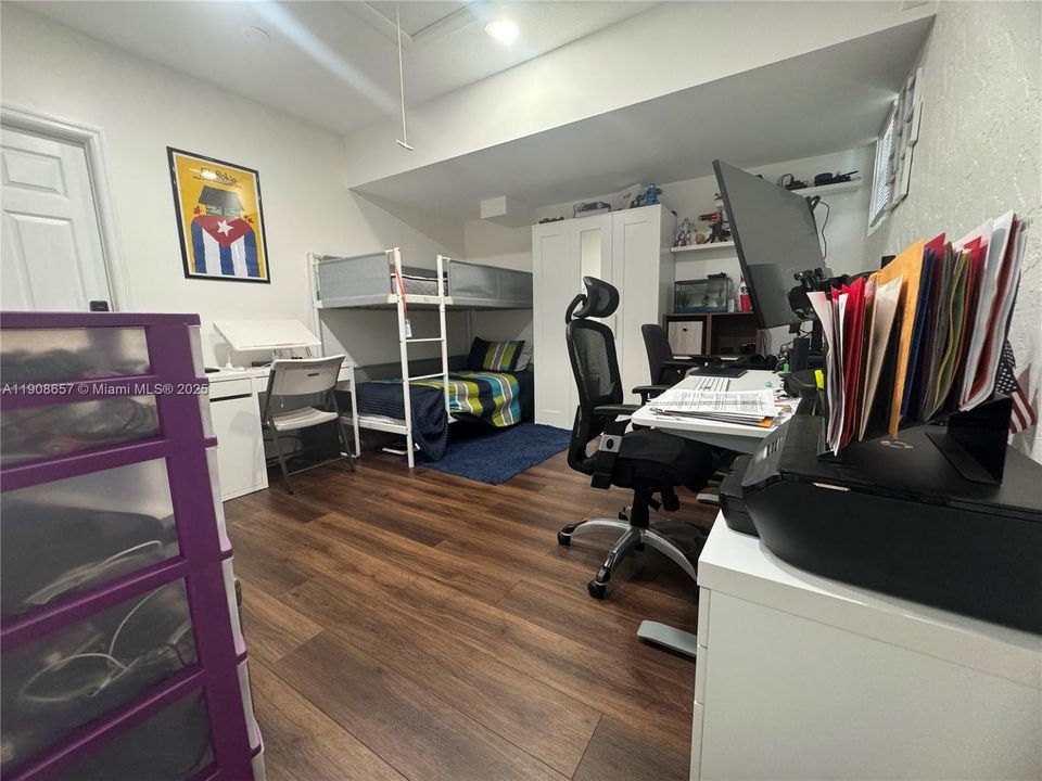 合同活跃: $3,250 (3 贝兹, 2 浴室, 1478 平方英尺)