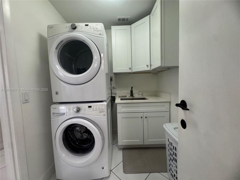 合同活跃: $3,250 (3 贝兹, 2 浴室, 1478 平方英尺)