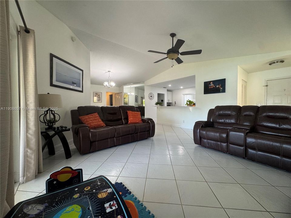 合同活跃: $3,250 (3 贝兹, 2 浴室, 1478 平方英尺)