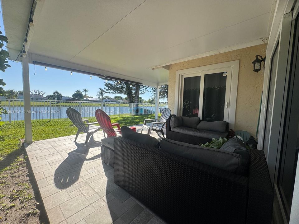 合同活跃: $3,250 (3 贝兹, 2 浴室, 1478 平方英尺)