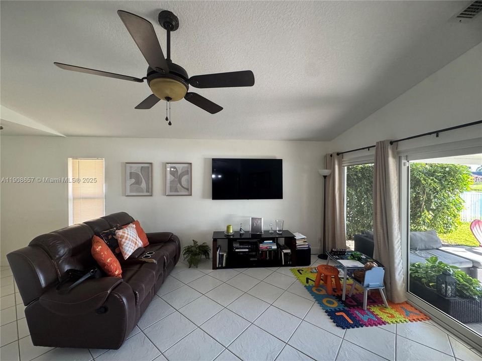 合同活跃: $3,250 (3 贝兹, 2 浴室, 1478 平方英尺)