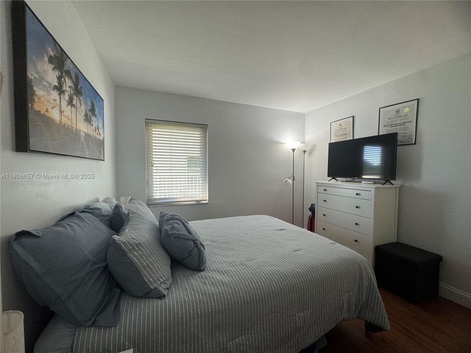 合同活跃: $3,250 (3 贝兹, 2 浴室, 1478 平方英尺)