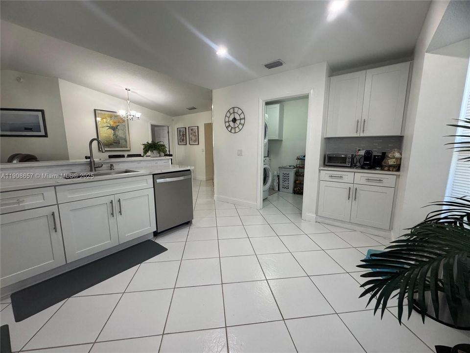 合同活跃: $3,250 (3 贝兹, 2 浴室, 1478 平方英尺)