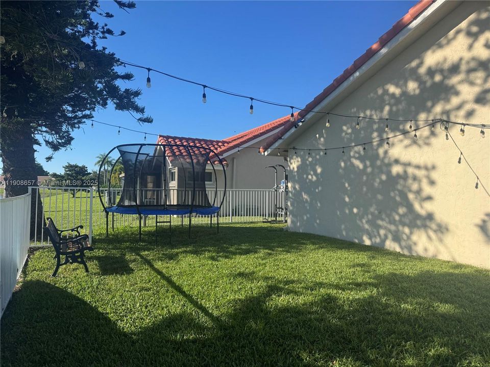 合同活跃: $3,250 (3 贝兹, 2 浴室, 1478 平方英尺)