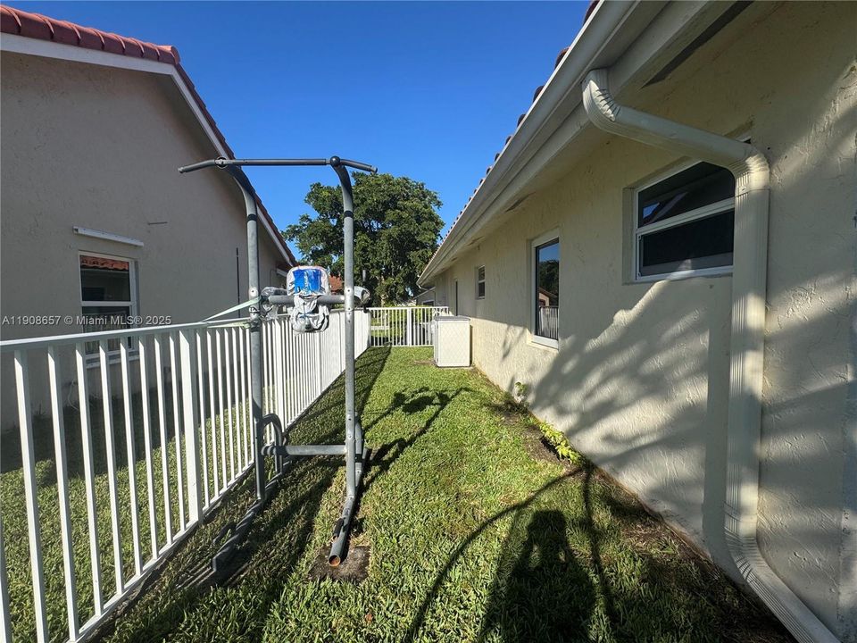 合同活跃: $3,250 (3 贝兹, 2 浴室, 1478 平方英尺)