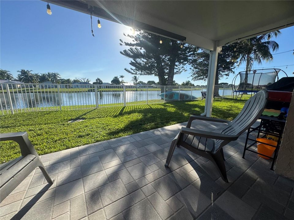 合同活跃: $3,250 (3 贝兹, 2 浴室, 1478 平方英尺)