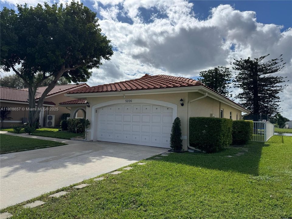 合同活跃: $3,250 (3 贝兹, 2 浴室, 1478 平方英尺)