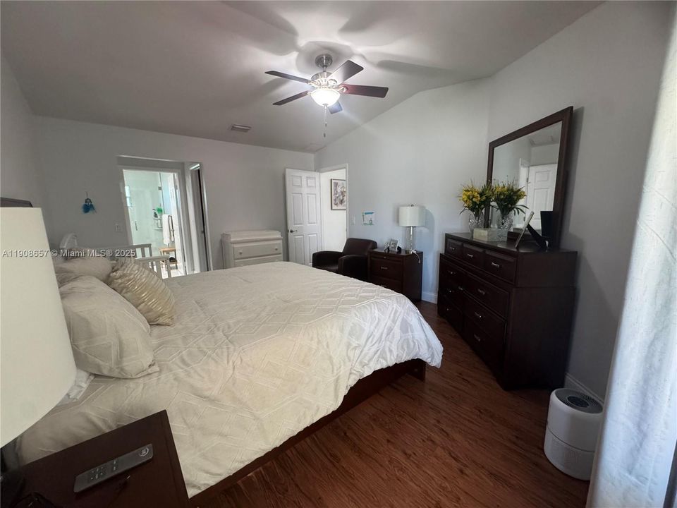 合同活跃: $3,250 (3 贝兹, 2 浴室, 1478 平方英尺)