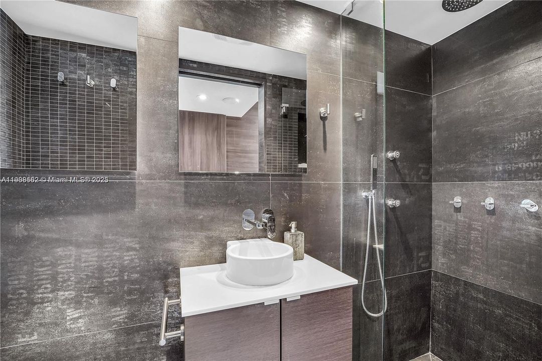 Под контрактом: $7,000 (2 спален, 2 ванн, 858 Квадратных фут)