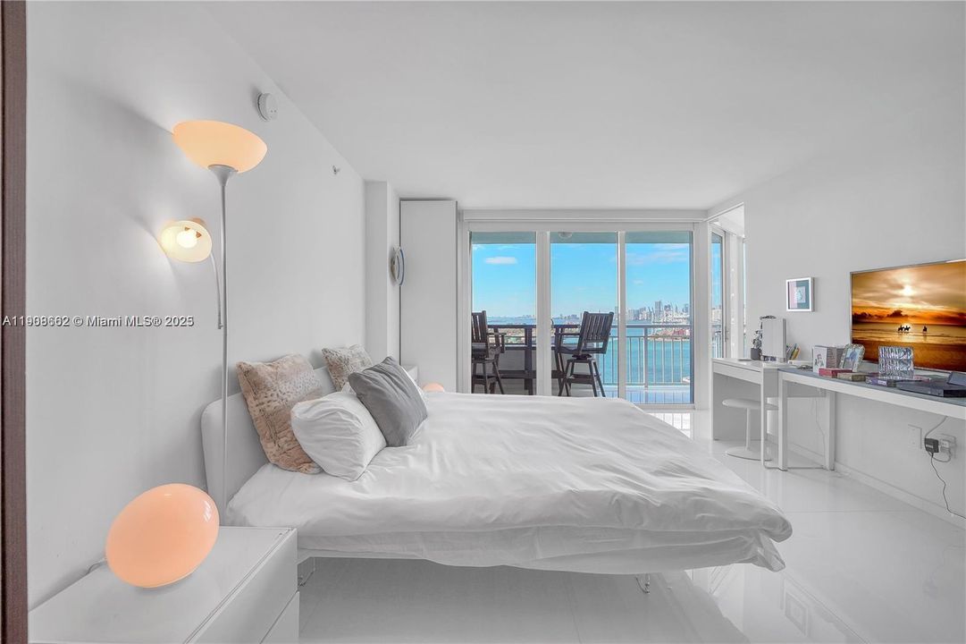 Под контрактом: $7,000 (2 спален, 2 ванн, 858 Квадратных фут)