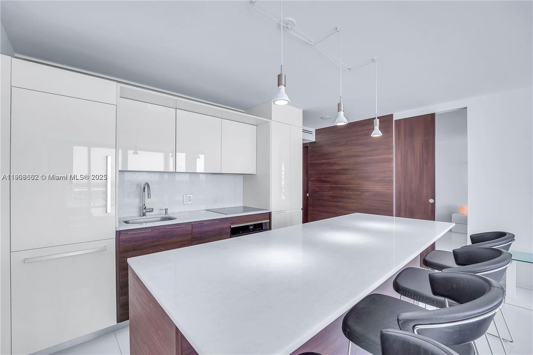 Под контрактом: $7,000 (2 спален, 2 ванн, 858 Квадратных фут)