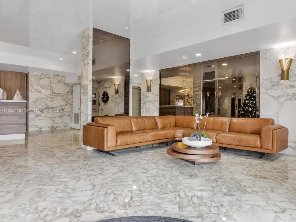 Active With Contract: $2,300 (1 beds, 2 baths, 912 Square Feet)